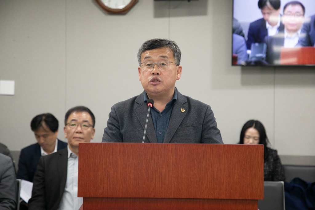 250414 장대석 의원, 경기도 반려견 순찰대 지원 조례안 상임위 통과.JPG