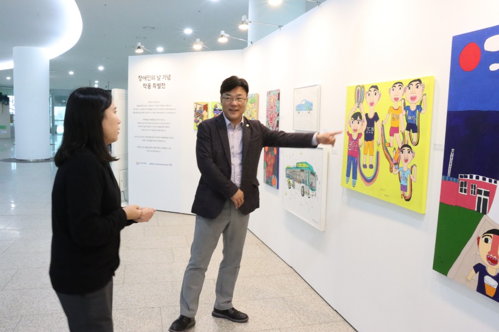 250417 최만식 의원, 예술에 경계는 없다...장애예술인 특별전 방문 (2).jpg