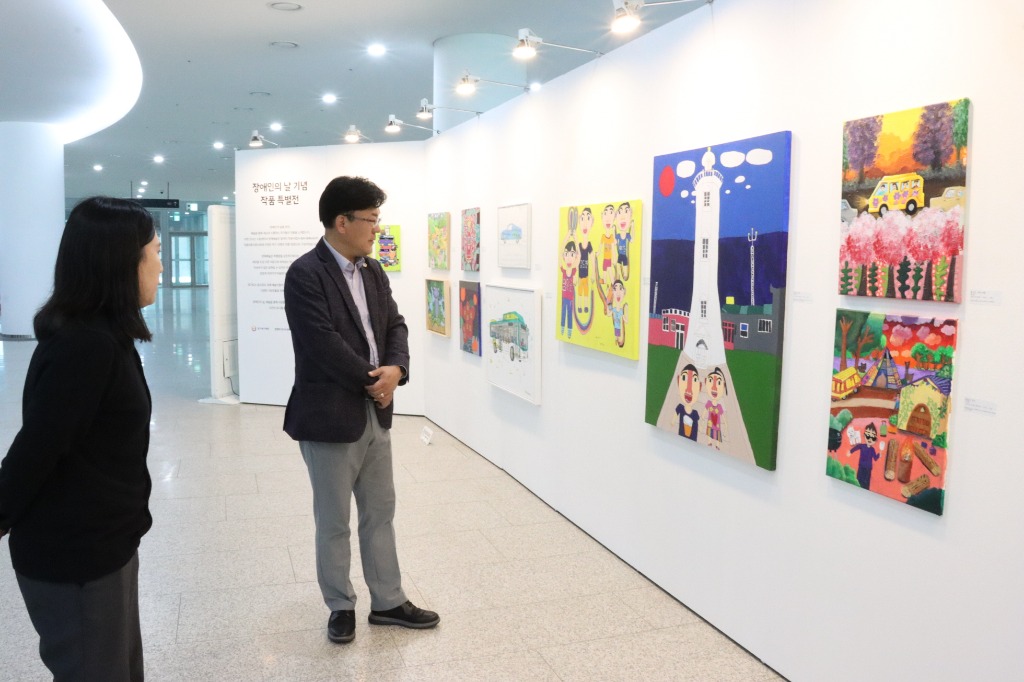 250417 최만식 의원, 예술에 경계는 없다...장애예술인 특별전 방문 (3).jpg
