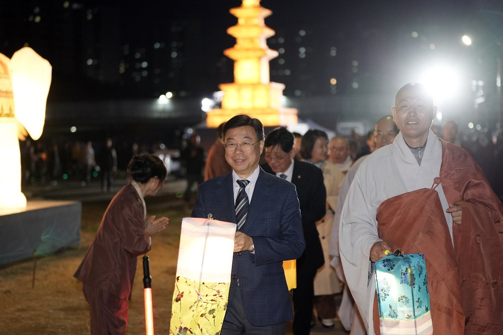 3. 신상진 성남시장이 연등행사 참여자들과 함께 등을 들고 행진을 하고 있다..jpg