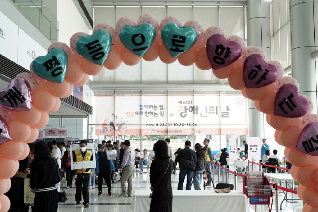 장애인복지과-(자료사진)지난해 4월 시청에서 열린 장애인의 날 기념식 때 1층 로비에 설치된 체험 부스들.jpg