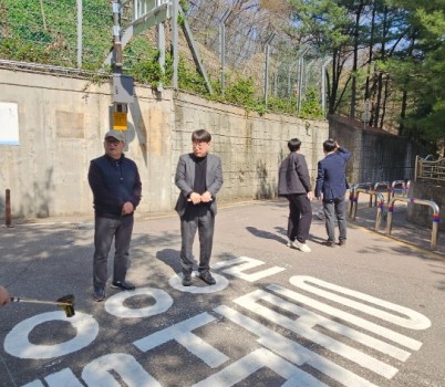 사진1_이군수의원 단대초 안전 통학로.jpg width: 100%; height : 150px