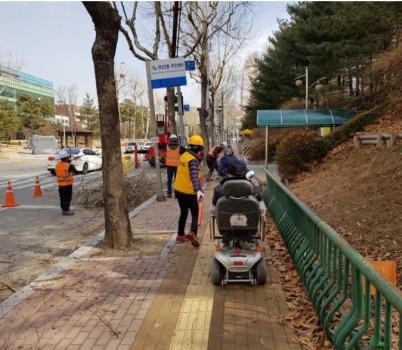 사진1_보행안전도우미.jpg width: 100%; height : 150px