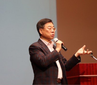 1. 신상진 성남시장이 성남시분당시니어클럽 노인일자리 참여자 소양교육에서 인사말을 하고 있다.JPG width: 100%; height : 150px