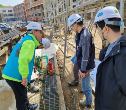 고용과-성남시 노동안전지킴이가 소규모 건설사업장을 대상으로 현장 지도점검을 실시하고 있다..jpg