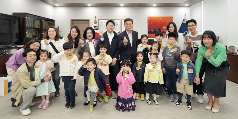 2. 신상진 성남시장이 제28회 성남어린이날 큰잔치 행사 전에 어린이들과 기념촬영을 하고 있다.jpg