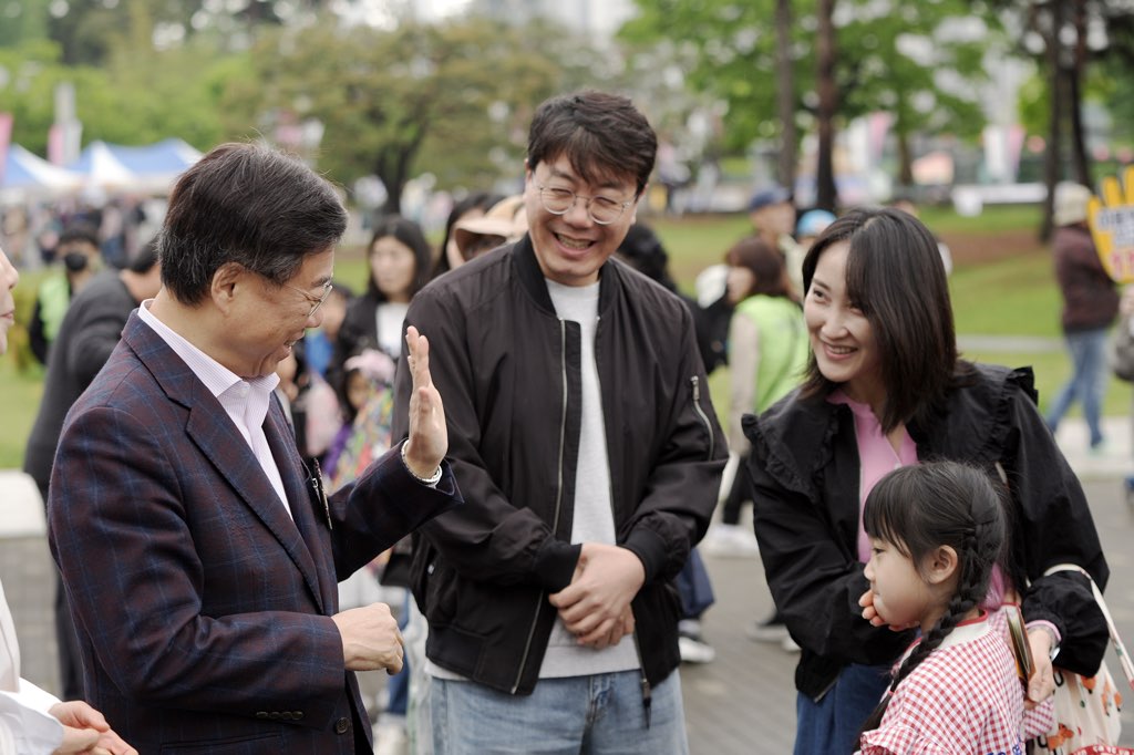 5. 신상진 성남시장이 제28회 성남어린이날 큰잔치 행사에 참석해 시민들과 인사를 나누고 있다.jpg