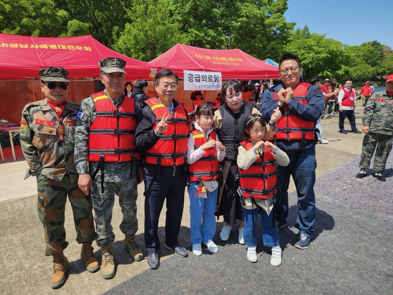 신상진 성남시장, 어린이날 해병대 고무보트 체험행사 참여