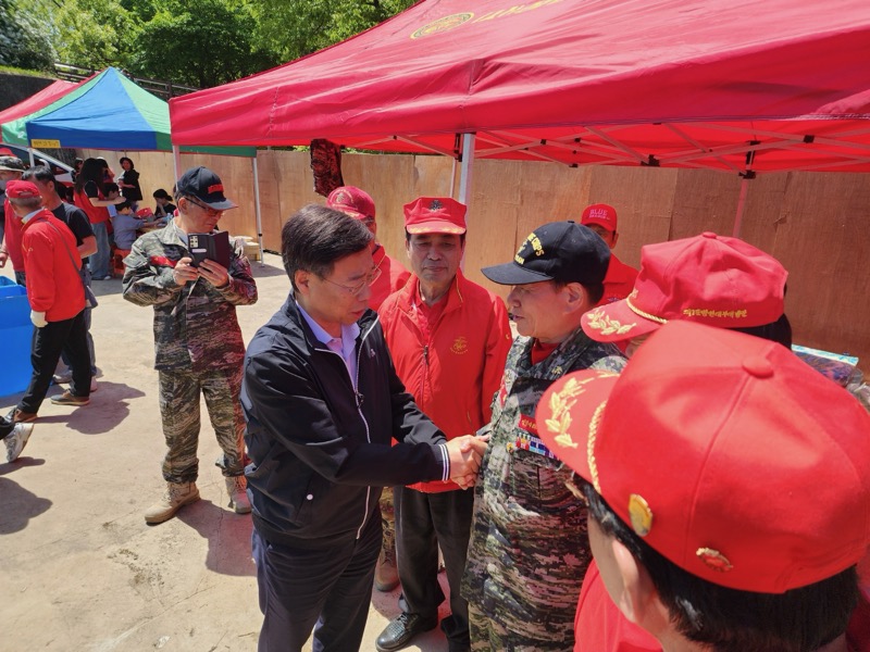 3. 신상진 성남시장이 제103회 어린이날을 맞아 분당구 율동공원 호수에서 개최된 해병대 고무보트 승선 체험 행사에 참석하여 행사 진행을 위해 수고하는 성남시해병대전우회 관계자들을 격려하고 있다.jpg