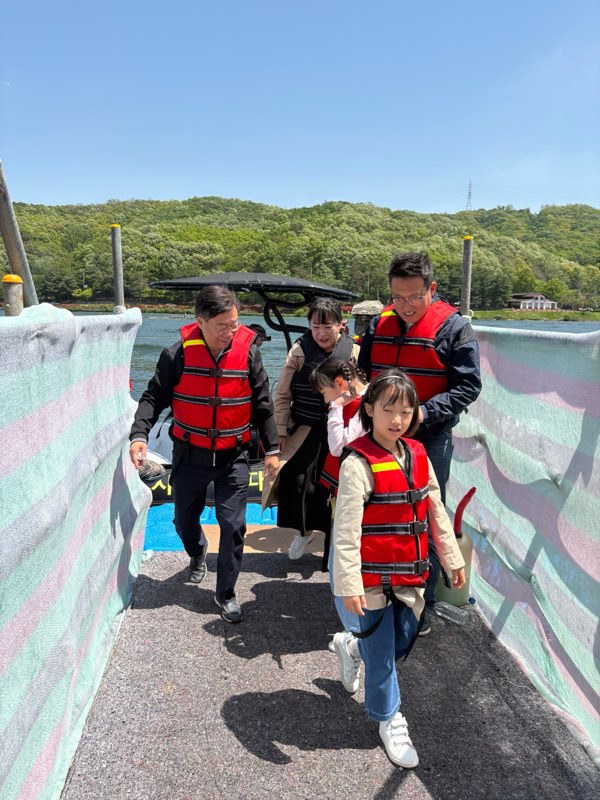 4. 신상진 성남시장이 제103회 어린이날을 맞아 분당구 율동공원 호수에서 개최된 해병대 고무보트 승선 체험 행사에 참석하여 어린이들과 함께 직접 승선 체험을 마친 후 하선하고 있다..jpg