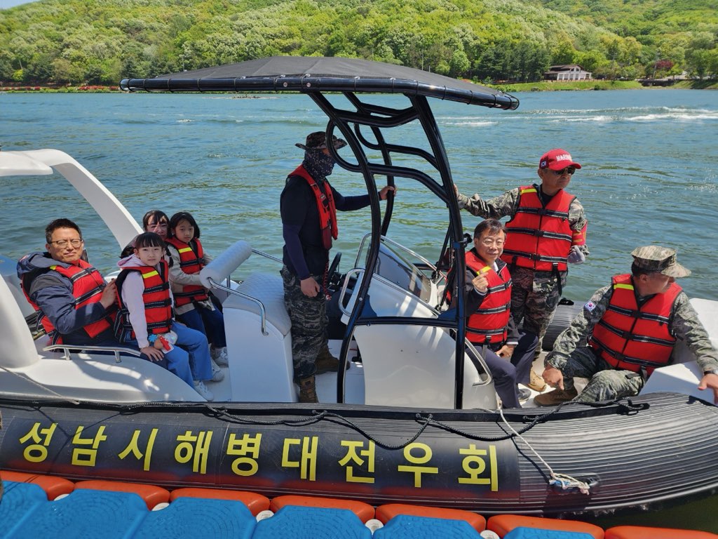 5. 신상진 성남시장이 제103회 어린이날을 맞아 분당구 율동공원 호수에서 개최된 해병대 고무보트 승선 체험 행사에 참석해 직접 승선체험을 하고 있다.jpg