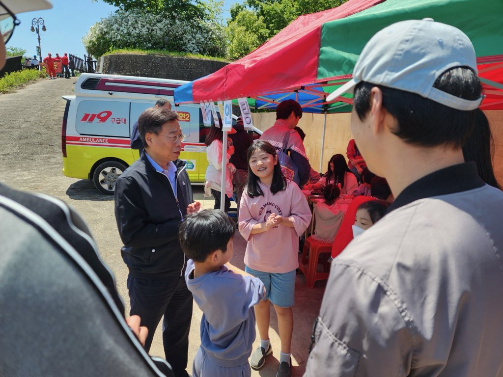 6. 신상진 성남시장이 제103회 어린이날을 맞아 분당구 율동공원 호수에서 개최된 해병대 고무보트 승선 체험 행사에 참석해 현장을 찾은 시민들과 대화를 하고 있다.jpg