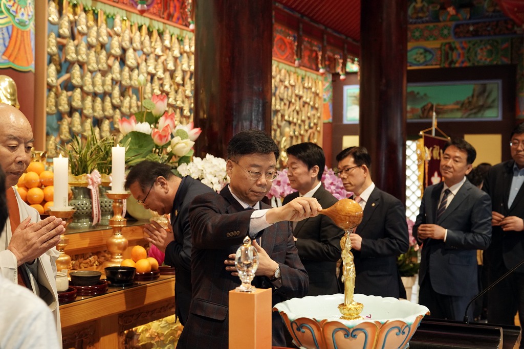 2. 신상진 성남시장이 정토사에서 관욕식을 하고 있다.jpg