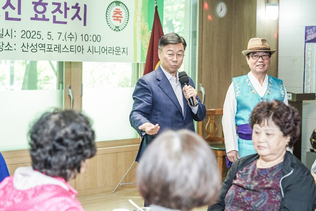 1. 신상진 성남시장이 어버이날 앞두고 열린 _경로당 어르신 효 잔치’에서 인사말을 전하고 있다.jpg