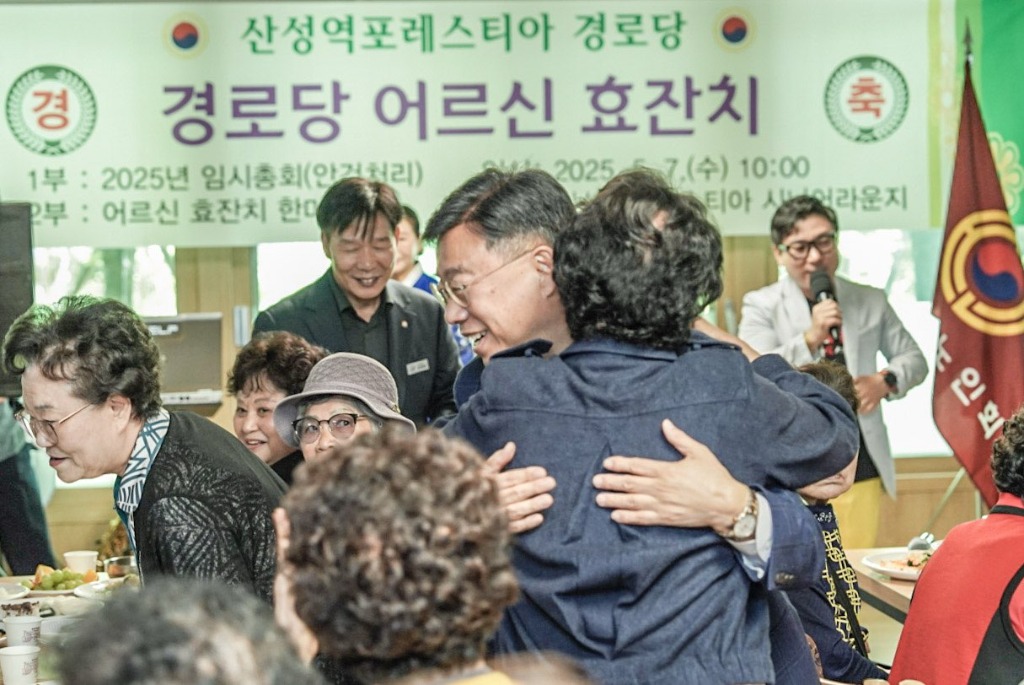 2. 신상진 성남시장이 어버이날 앞두고 열린 _경로당 어르신 효 잔치’에 참석해 시민들과 인사를 나누고 있다.jpg