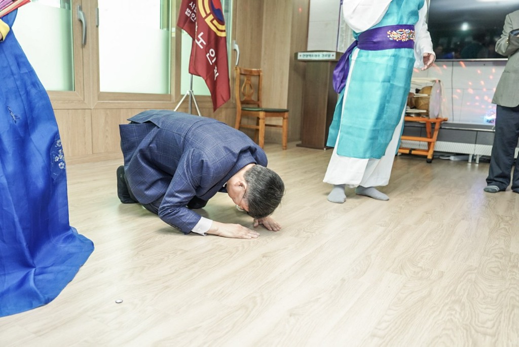 4. 신상진 성남시장이 어버이날 앞두고 열린 _경로당 어르신 효 잔치’에서 큰 절을 하고 있다.jpg