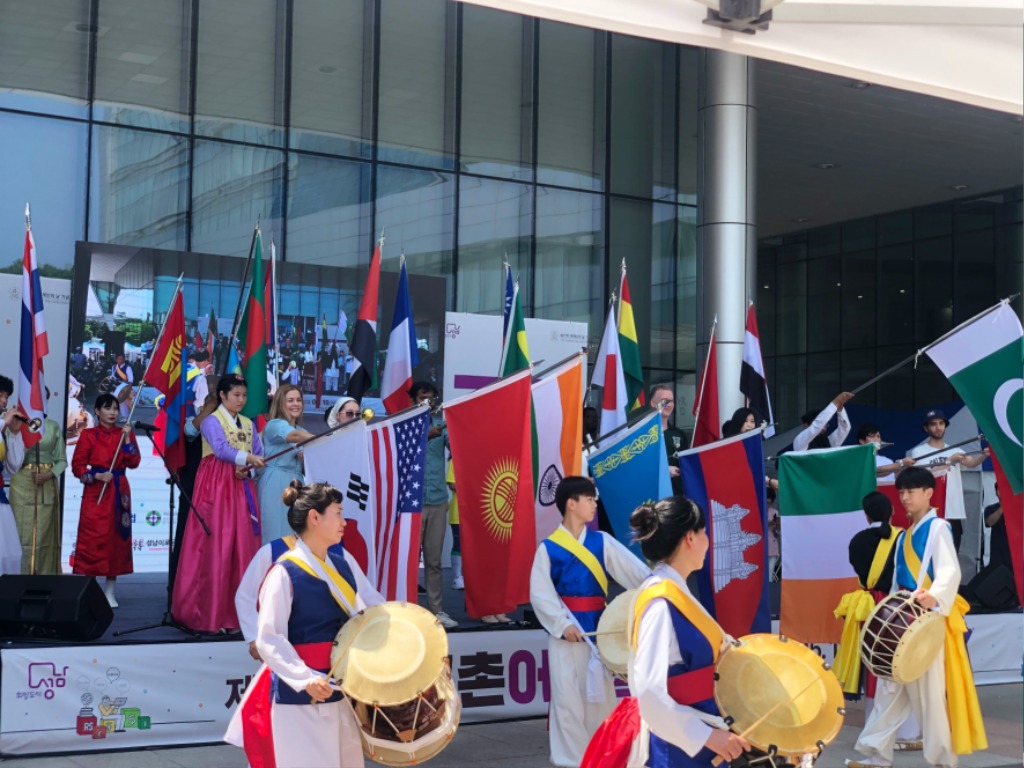 여성가족과-성남시청 광장서 열린 ‘지구촌 어울림 축제’ 때(자료사진1).jpg