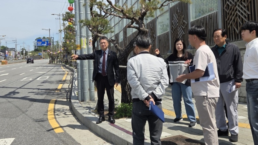 250507_이석균 경기도의원, 남양주 두산위브트레지움 앞 교통안전 정담회 개최... _마을주민 보호구간_ 지정 추진 1.jpg