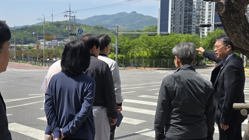 250507_이석균 경기도의원, 남양주 두산위브트레지움 앞 교통안전 정담회 개최... _마을주민 보호구간_ 지정 추진 2.jpg