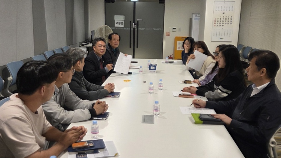 250507_이석균 경기도의원, 남양주 두산위브트레지움 앞 교통안전 정담회 개최... _마을주민 보호구간_ 지정 추진.jpg