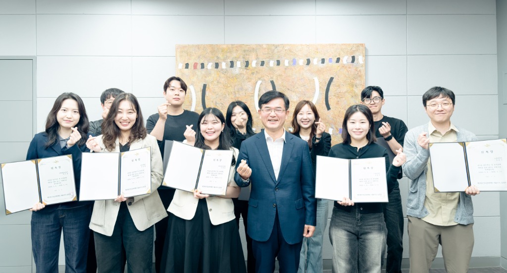 성남문화재단_보드Y_구성원들이 윤정국 대표이사와 기념촬영을 하고 있다.jpg