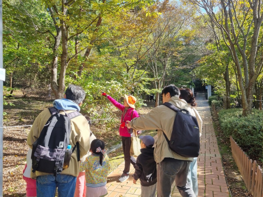 환경정책과-성남시 환경교육 강사가 판교생태공원에서 가족 단위 참여 시민에게 나무와 열매에 관해 설명하고 있다..jpg