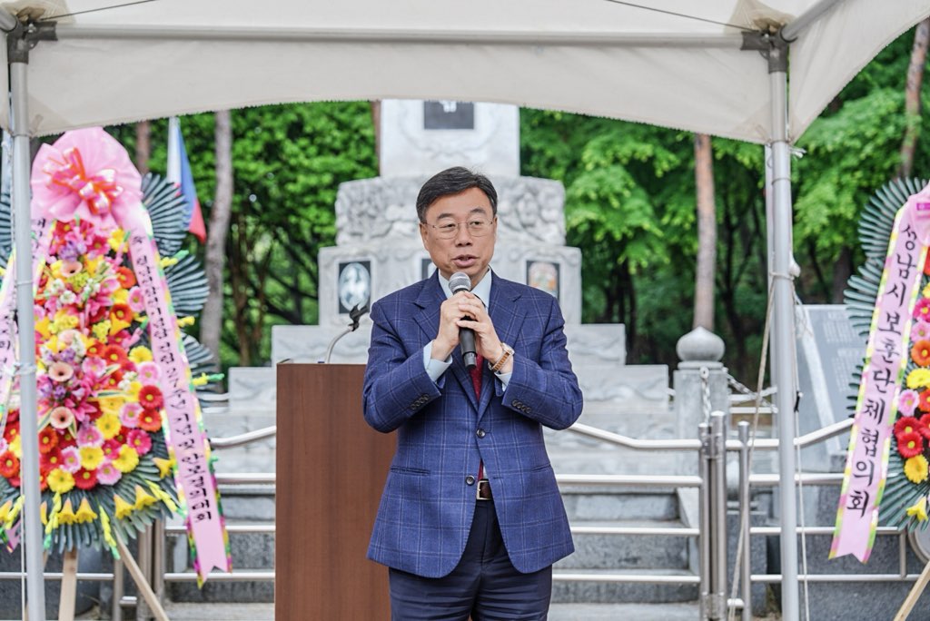 2. 제27주년 월남전참전기념탑 건립 기념식에 참석한 신상진 성남시장이 인사말을 전하고 있다.jpg