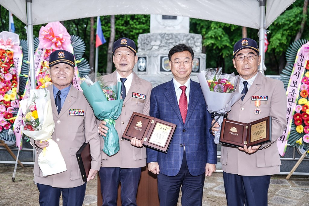 3. 신상진 성남시장이 제27주년 월남전참전기념탑 건립 기념식에서 표창수상자와 기념촬영을 하고 있다.jpg