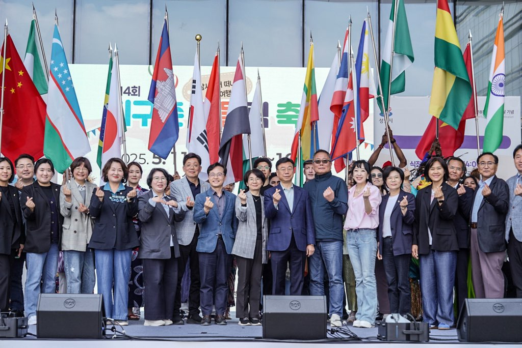 4. 신상진 성남시장을 비롯한 참석자들이 25개국 국기와 함께 기념촬영을 하고 있다.jpg