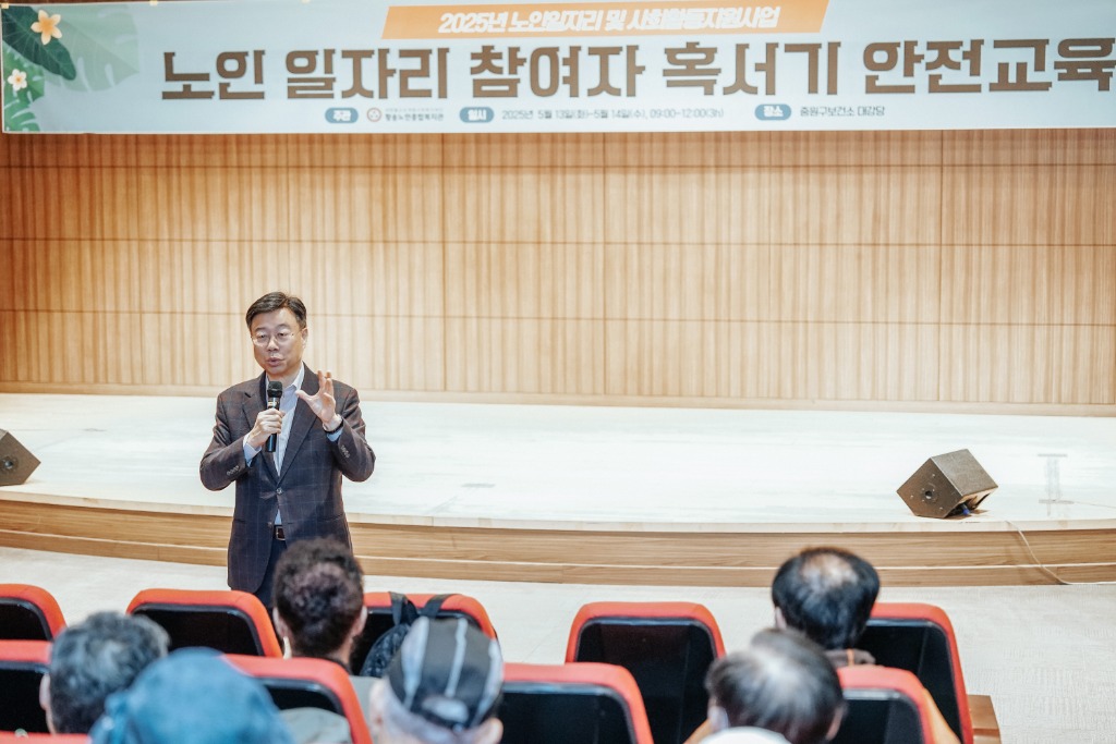 2. 신상진 성남시장이 노인일자리 참여자 혹서기 안전교육에 참석해 인사말을 전하고 있다.jpg