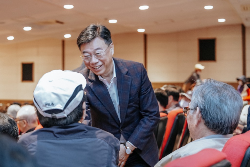 3. 신상진 성남시장이 노인일자리 참여자 혹서기 안전교육에 참석해 일자리 참여자들과 대화하고 있다.jpg