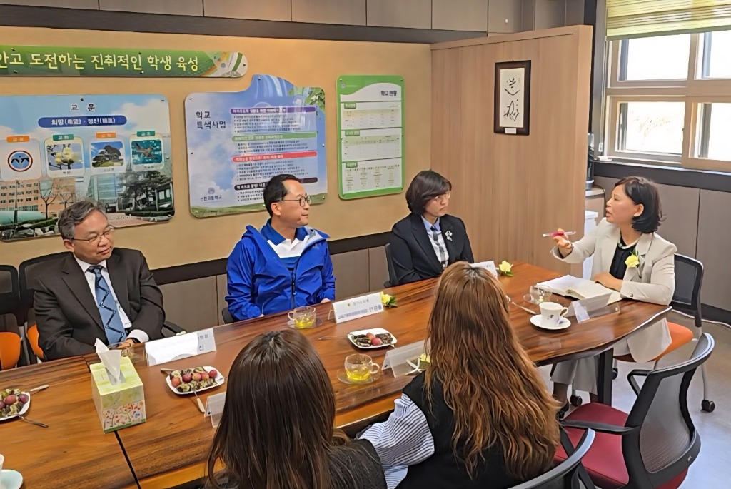 250513 안광률 의원, 신천고 인조잔디운동장 개소식 참석(2).jpg