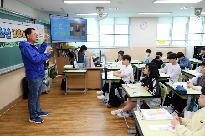 250513 안광률 의원, 은빛초 청소년의회교실 찾아 소통.PNG