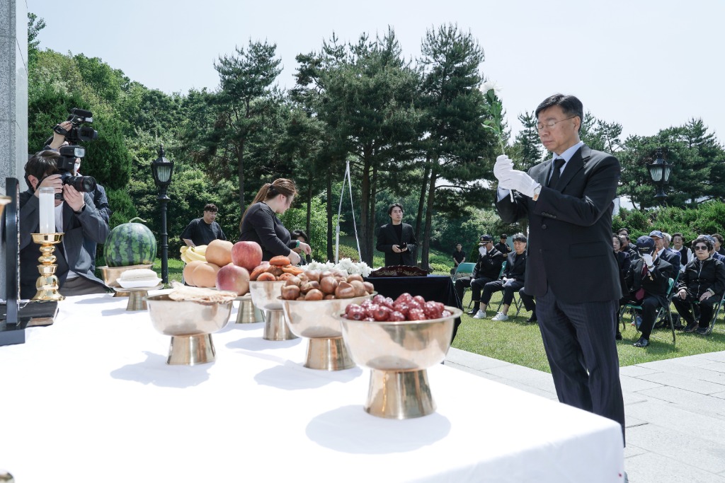 3. 신상진 성남시장이 현충탑 이전 앞두고 ‘성남시 현충탑 위령제’ 참석해 헌화를 하고 있다.jpg