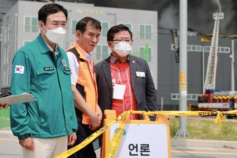 250513_경기도의회 허원 위원장, 이천 물류창고 화재사고 현장 찾아 (2).jpg