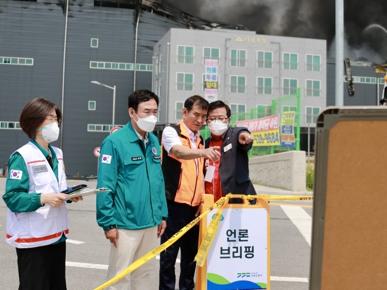 250513_경기도의회 허원 위원장, 이천 물류창고 화재사고 현장 찾아 (3).jpg