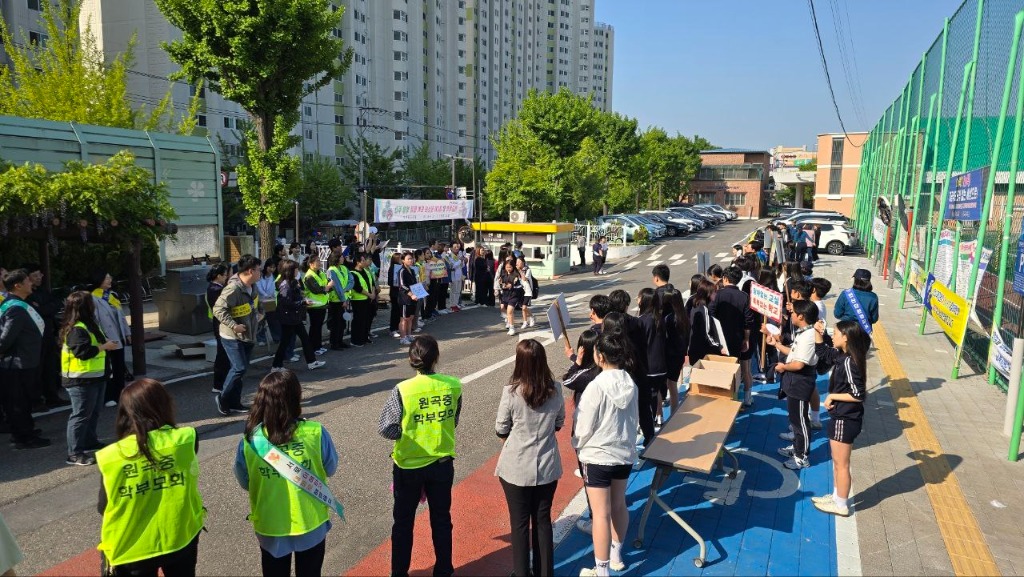 250514 이기환 의원, 도박 NO! 꿈 YES! 학교폭력·도박예방 캠페인 참여 (3).jpg