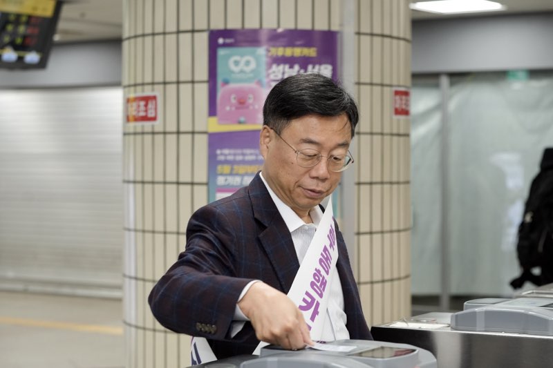 2. 신상진 성남시장이 야탑역 기후동행카드 홍보현장을 방문해 카드 태크 시연을 하고 있다.jpg