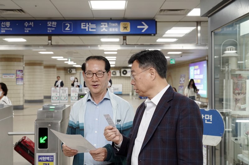 3. 신상진 시장이 야탑역 기후동행카드 홍보 현장을 방문하여 시민들에게 카드 이용 혜택과 사용법을 안내하고 있다.jpg