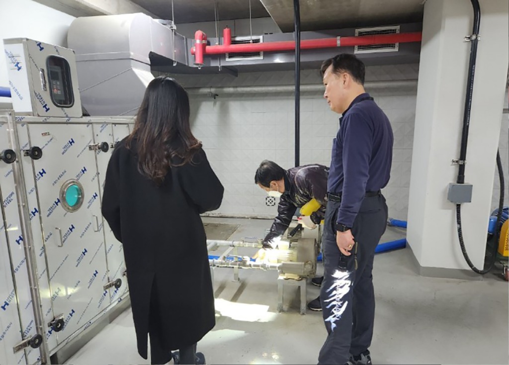 수질복원과-성남시 수정구 신흥2동 소재 아파트 건물에 있는 정화조 악취정화시설 점검 중.jpg