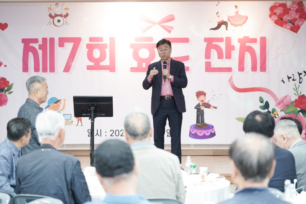 2. 신상진 성남시장이 ‘보통골 효잔치’ 참석해 인사말을 전하고 있다.JPG