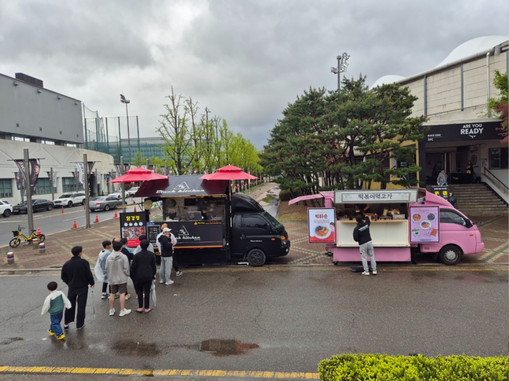 자원순환과-성남시는 오는 5월 24일 성남FC와 부산아이파크 경기부터 탄천종합운동장 내 4곳 매점과 4개 푸드트럭에 다회용기를 도입한다(자료사진).jpg