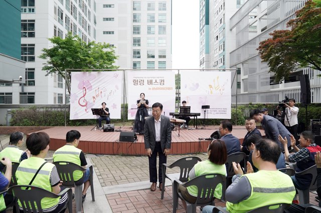 4. 신상진 성남시장이 ‘힐링 버스킹 in 성남하이테크밸리’에 참석해 인사를 하고 있다.jpg