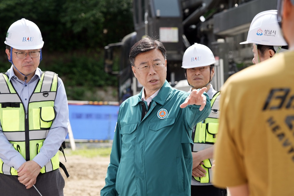 도로과-신상진 성남시장이 21일 탄천 교량 복구 공사 현장 점검을 벌이고 있다(3).jpg