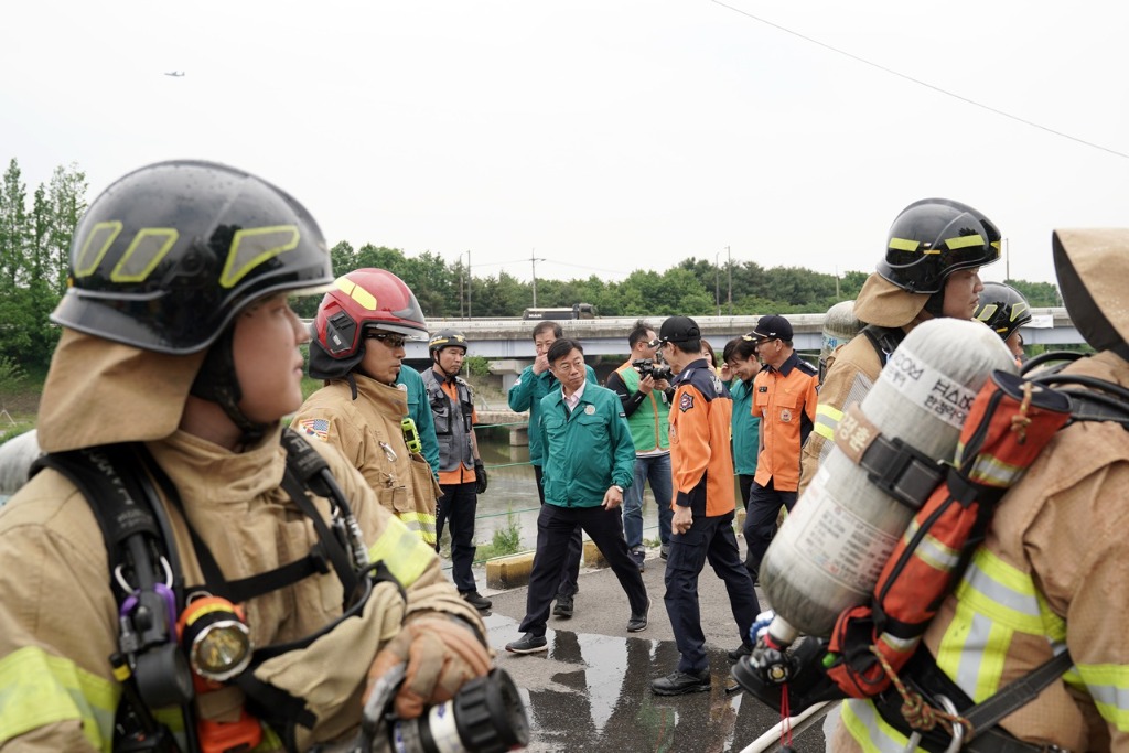 2. 신상진 성남시장이 2025년 재난대응 안전한국훈련 현장에서 전기차 화재진압 모의훈련 상황을 점검하고 있다..jpg