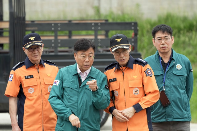 4. 신상진 성남시장이 2025년 재난대응 안전한국훈련 현장에서 진행상황을 점검하고 있다..jpg