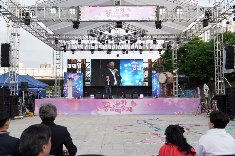 3. 신상진 성남시장이 제39회 성남문화예술제 개막축하공연에 참석해 축사를 전하고 있다.jpg