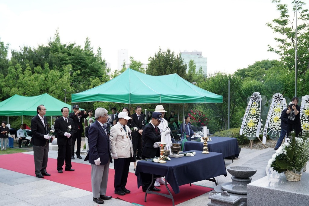 전년도 추모제 헌화분향.jpg