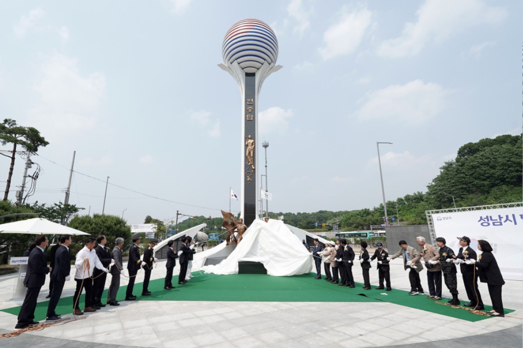 복지정책과-27일 열린 제막식에서 여수동 시청 공원으로 이전·건립된 현충탑이 모습을 드러내고 있다. .jpg