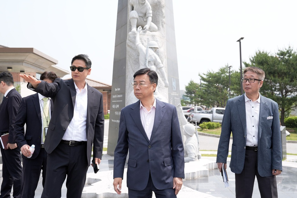 공보관-신상진 성남시장이 29일 주한미군 험프리스 기지사령관 초청으로 평택 기지를 방문해 설명을 듣고 있다.(1).jpg